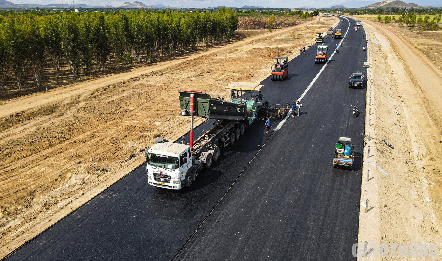 Những ngày đầu tháng 4/2023, thời điểm cán đích chỉ còn cách chưa đầy một tháng, không khí thi công trên cao tốc Bắc - Nam đoạn Vĩnh Hảo - Phan Thiết càng thêm cấp tập