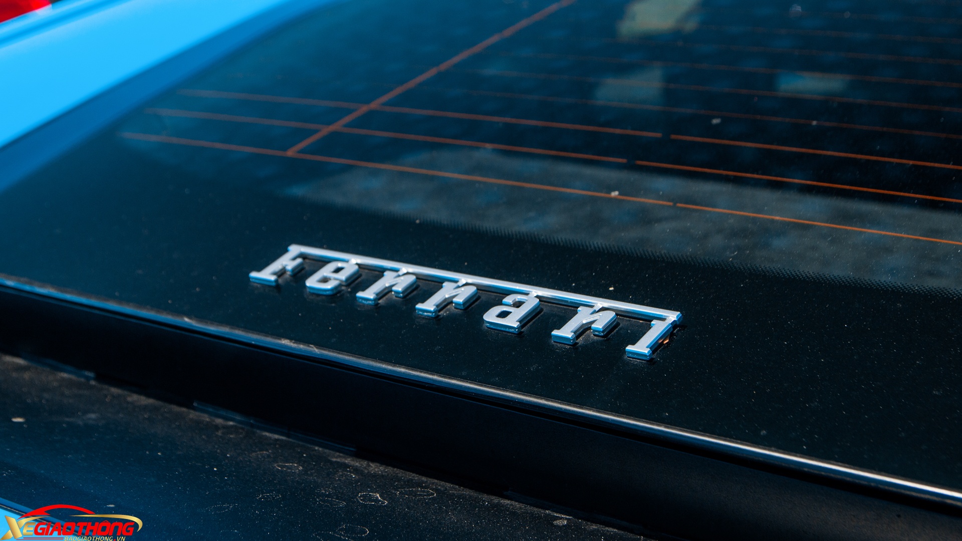 Toàn bộ khoang lái đều được bọc da cao cấp và sử dụng chỉ khâu màu đen. Vô-lăng của 812 Superfast có tạo hình khác biệt nhưng vẫn giữ lại các nút chức năng lấy cảm hứng từ những mẫu xe đua Công thức 1 của Ferrari