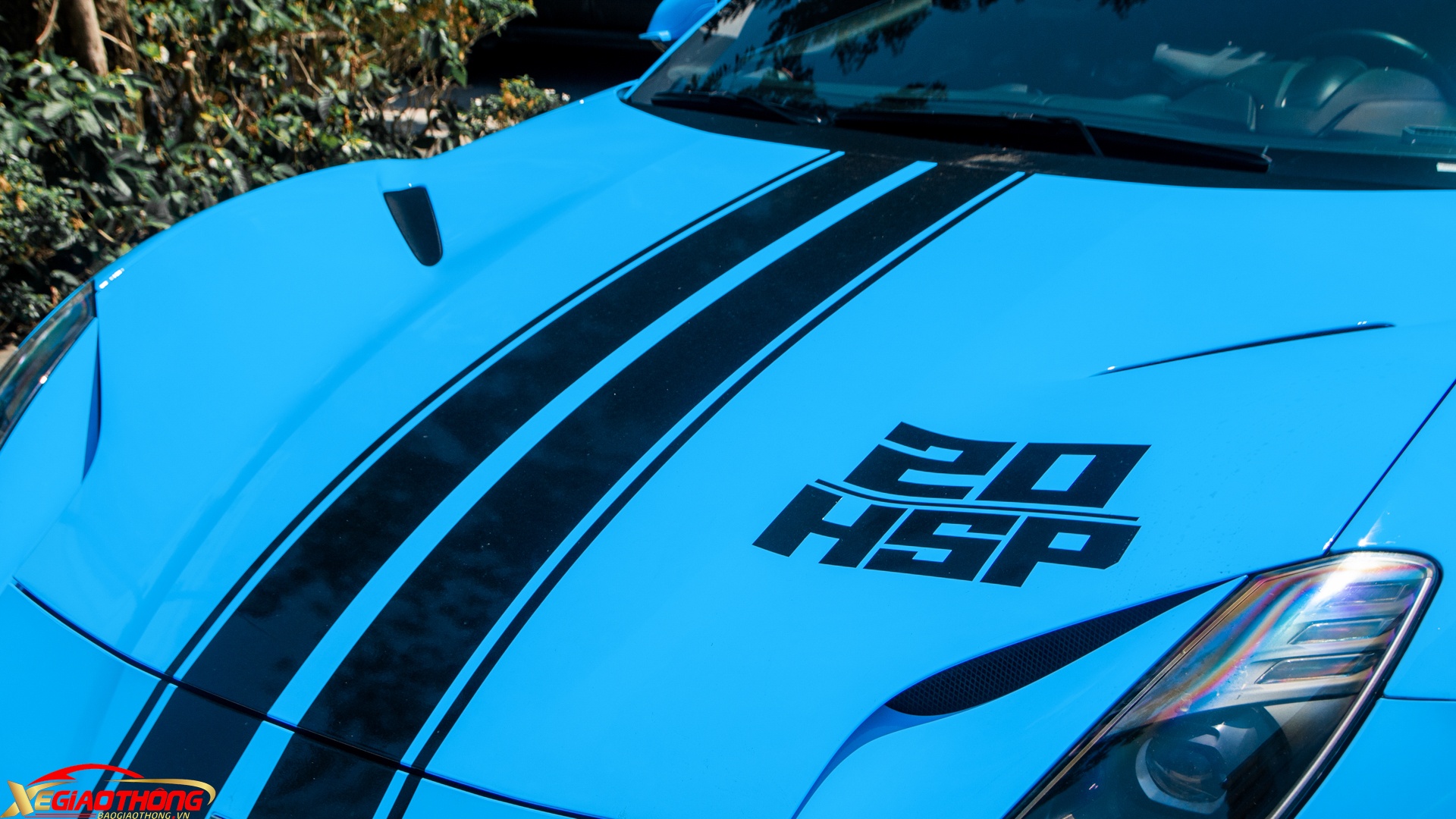 Ferrari 812 Superfast dùng động cơ V12 hút khí tự nhiên 6.5L, công suất 789 mã lực và mô-men xoắn 718 Nm - mạnh hơn người anh em F12 TDF 20 mã lực và sánh ngang mẫu hypercar LaFerrari. Với hộp số 7 cấp ly hợp kép và hệ dẫn động cầu sau, xe tăng tốc từ 0-100 km/h trong 2,9 giây và có tốc độ tối đa chạm ngưỡng 340 km/h