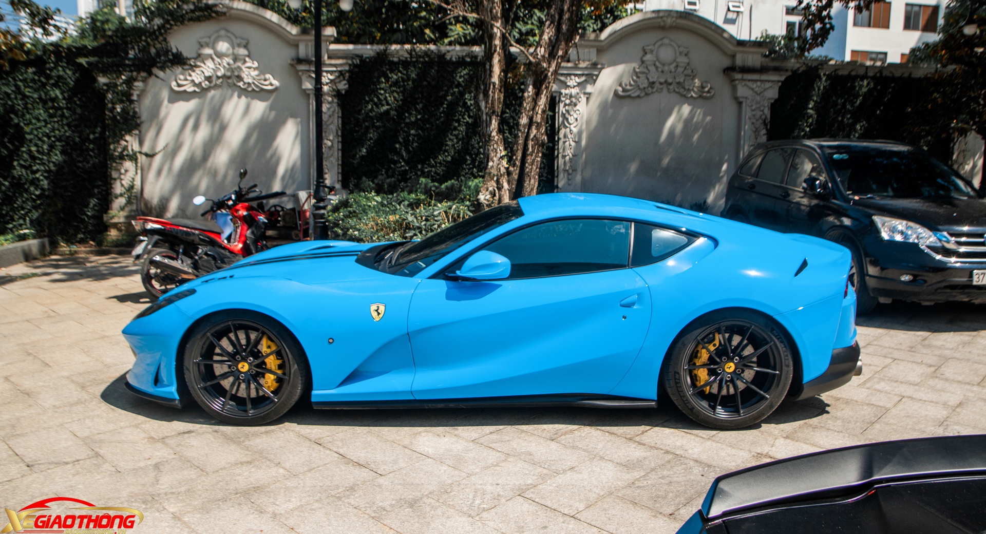 Bệ bước chân bằng kim loại dập chữ “Ferrari”, cabin xe đem đến cái nhìn thanh thoát và hiện đại hơn so với các thế hệ trước