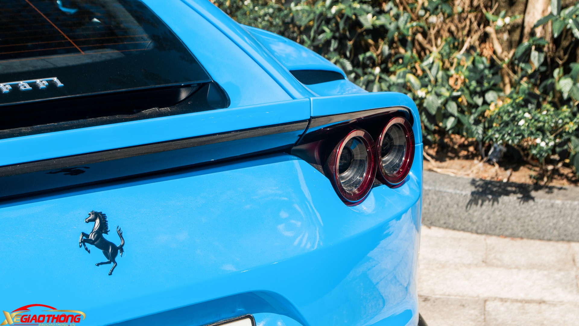 Vô-lăng được tích hợp nút bấm khởi động Start/Stop, núm xoay tùy chỉnh chế độ lái và lẫy chuyển số cỡ lớn. Phía sau là cụm đồng hồ tốc độ với đồng hồ vòng tua dạng analog và hai màn hình điện tử. Cụm điều khiển trung tâm được bố trí hài hòa và tên xe “812 Superfast” nằm trên bảng táp-lô khu vực ghế phụ