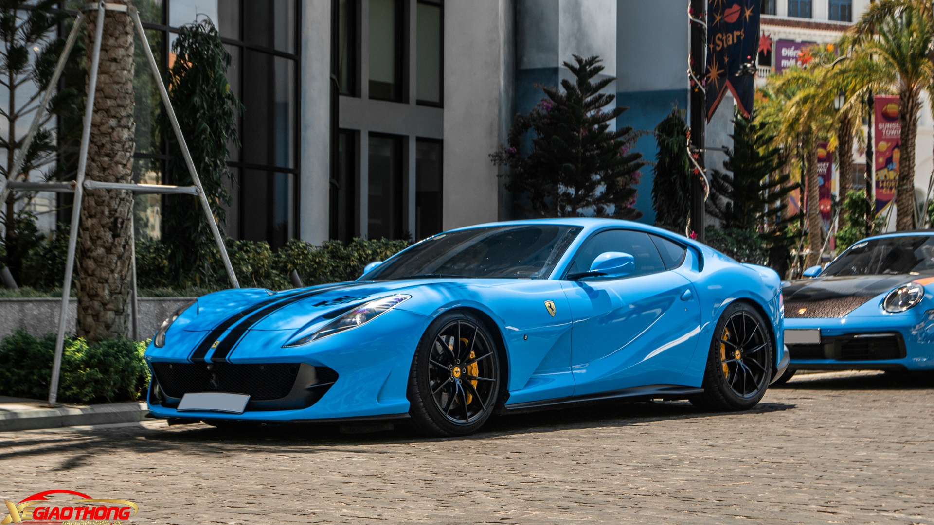 Tại Việt Nam, Ferrari 812 Superfast mới chỉ được nhập khẩu tư nhân và có giá bán không dưới 1 triệu USD