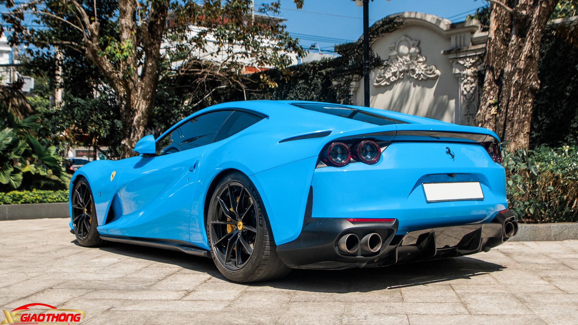 Phần đuôi xe cũng được Ferrari thiết kế dựa trên “đàn anh” F12 Berlinetta nhưng có phần hầm hố hơn. Theo công bố của nhà sản xuất, sức chứa khoang hành lý của 812 Superfast khoảng 320 lít, khá thoải mái với một chiếc siêu xe