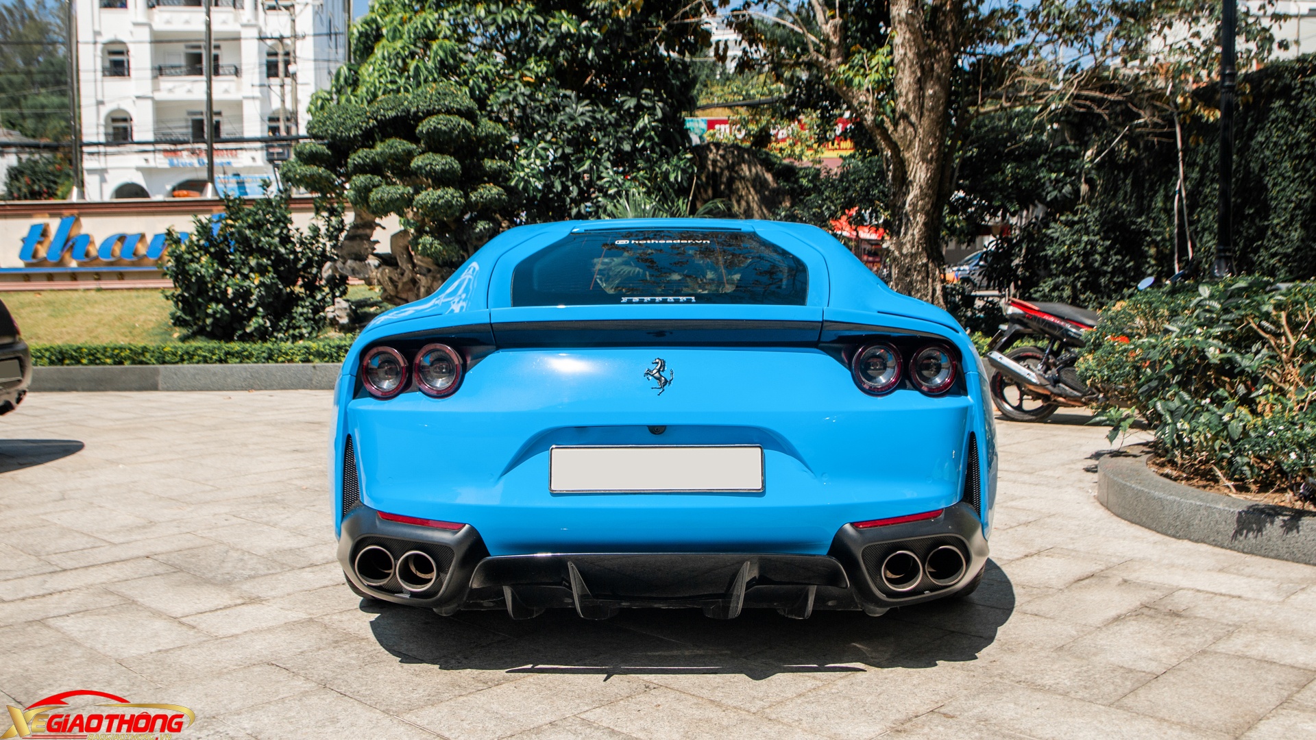 Đuôi xe còn gây ấn tượng hơn với cụm đèn hậu tròn kép gợi nhớ đến mẫu xe huyền thoại Ferrari Enzo. Nắp khoang hành lý phía sau sử dụng kính trong suốt và sự xuất hiện của các khe hút gió giúp tạo phong cách thể thao hơn