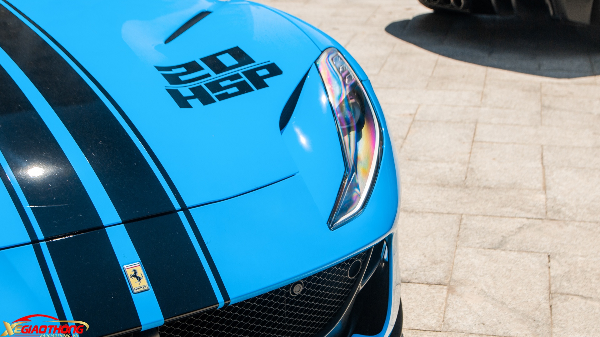 Ở vị trí trung tâm đầu xe là logo Ferrari bằng kim loại. Cụm đèn chiếu sáng mới có thiết kế sắc sảo hơn, tích hợp dải LED định vị đẹp mắt. Khu vực đèn pha được Ferrari bổ sung một khe hút gió nhằm tận dụng luồng không khí để làm mát cho khối động cơ V12 đặt trước