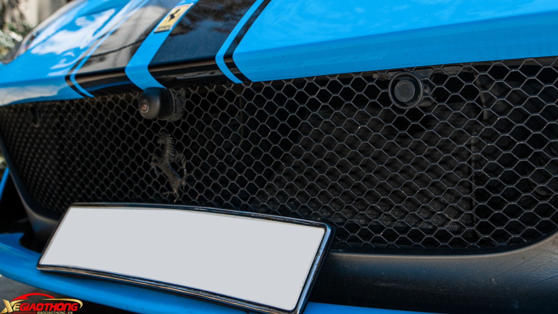 Được phát triển dựa theo mẫu xe tiền nhiệm F12 Berlinetta, thiết kế của 812 Superfast thay đổi gần như toàn bộ. Về tổng thể, xe sở hữu vẻ ngoài có phần mềm mại và tinh tế hơn người đàn anh F12, mặc dù vậy, thương hiệu siêu xe Italy cũng không quên bổ sung một số đặc điểm khí động học mới cho xe. Điển hình nhất là phần đầu được thiết kế lại hoàn toàn, lưới tản nhiệt mở rộng hơn, kết hợp với 2 hốc hút gió bên hông