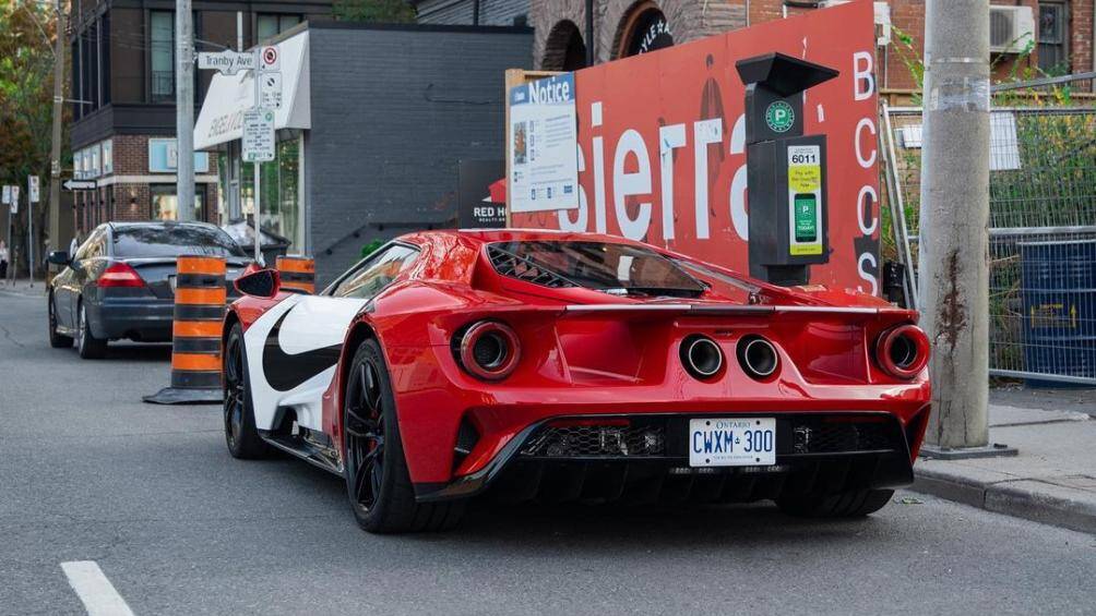 Xe có khả năng tăng tốc từ 0 lên 97 km/h chỉ trong 3 giây, trước khi đạt tốc độ tối đa 348 km/h