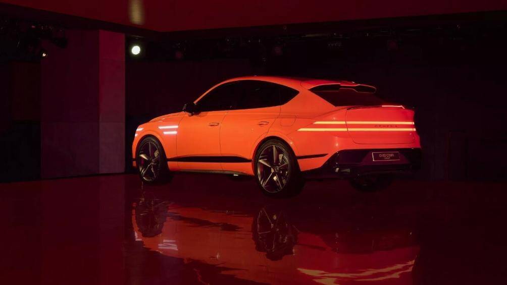 Trong khi đó, phần đuôi Genesis GV80 Coupe Concept sử dụng cánh gió gắn cửa hậu, tông màu cam đậm được chọn khá sống động và bắt mắt