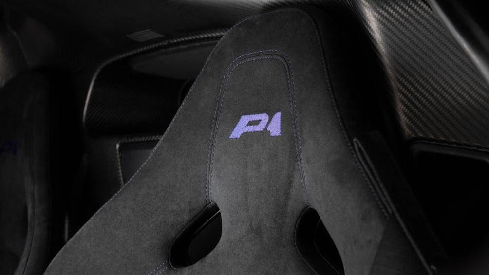 Ghế đua có độ nghiêng tối ưu 28 độ và chỉ nặng 10,5 kg. Logo P1 được thêu nổi tại tựa đầu và chỉ thêu tương phản màu tím