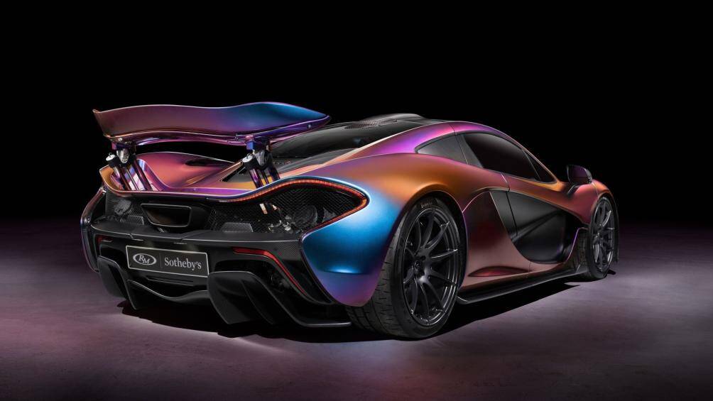 Điểm nổi bật của siêu xe này là ngoại thất có khả năng thay đổi màu sắc theo góc nhìn, từ màu xanh ngọc, màu tím đến màu huyết dụ