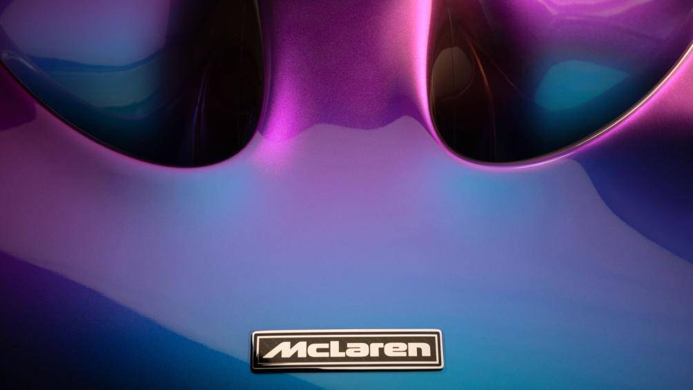 Điểm khác biệt so với những chiếc P1 khác chính là logo MSO Heritage Badge, được lấy cảm hứng từ logo của chiếc McLaren F1