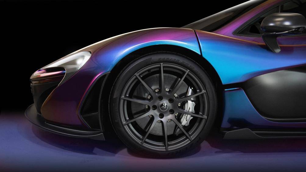 Xe được trang bị mâm 10 chấu 19 inch ở cầu trước và 20 inch ở cầu sau, đi kèm hệ thống phanh Akebono và đĩa phanh carbon-ceramic