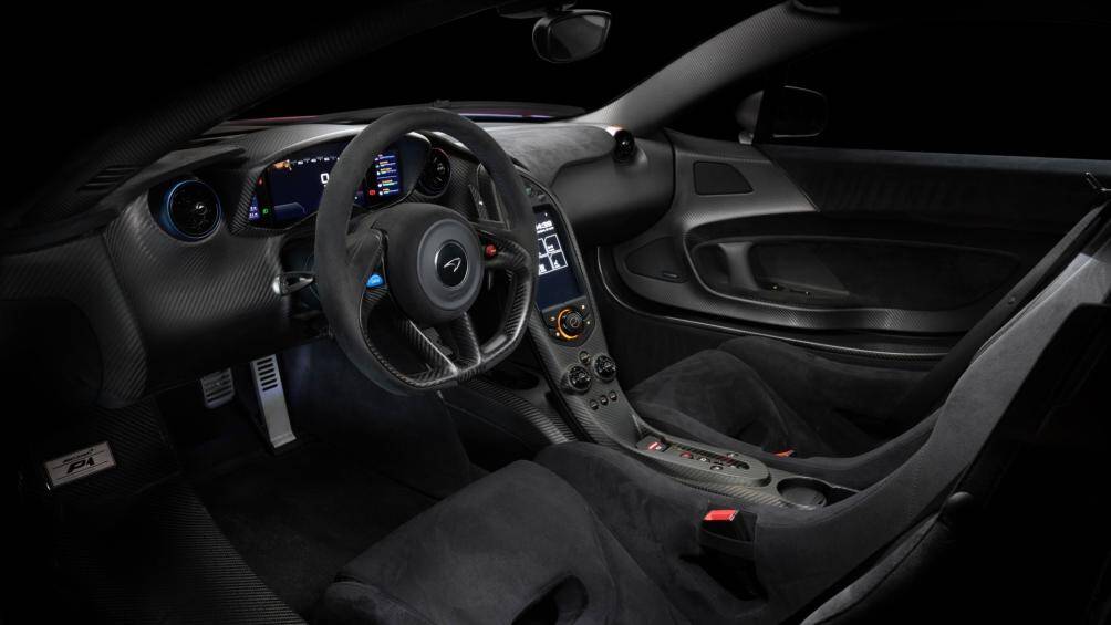Nội thất của McLaren P1 được thiết kế hiện đại với các chất liệu cao cấp như Alcantara, sợi carbon