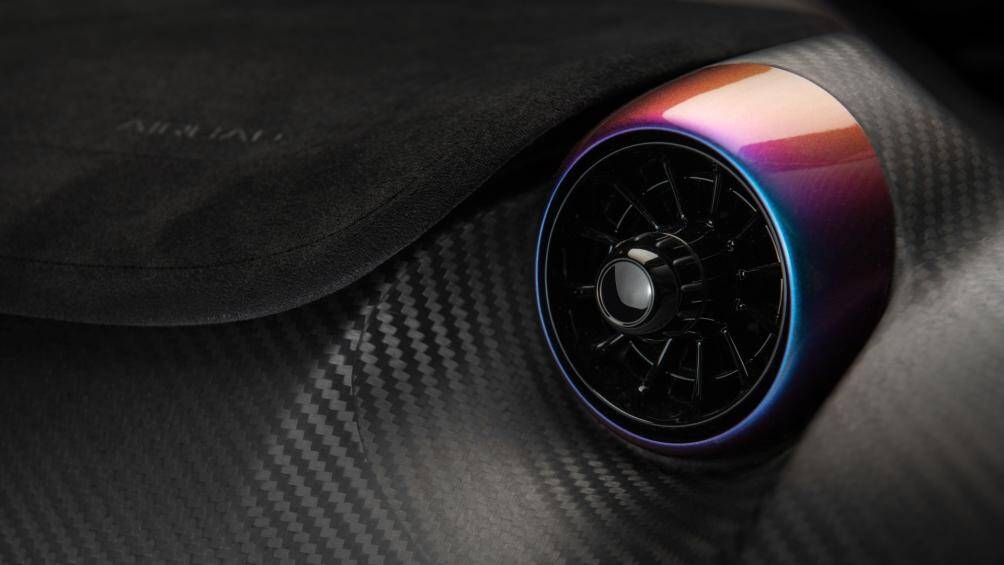 McLaren P1 được trang bị động cơ V8 twin-turbo 3.8L mang mã nội bộ M838TQ, sản sinh công suất tối đa 737 mã lực và mô-men xoắn 720 Nm