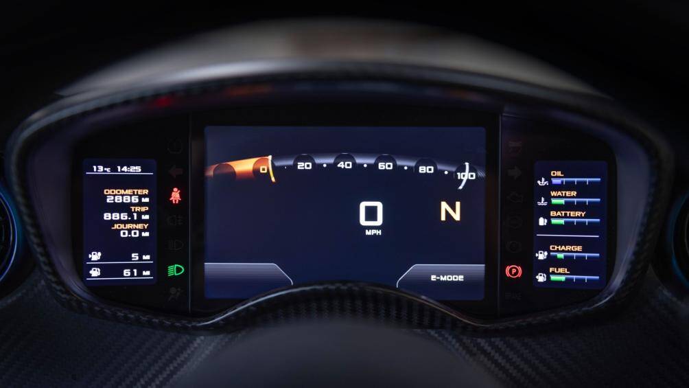 Sau hơn 9 năm, ODO của siêu xe này mới chỉ 4.645 km. Chiếc xe thường xuyên được bảo dưỡng tại McLaren Ascott, gần đây nhất là vào tháng 3/2023