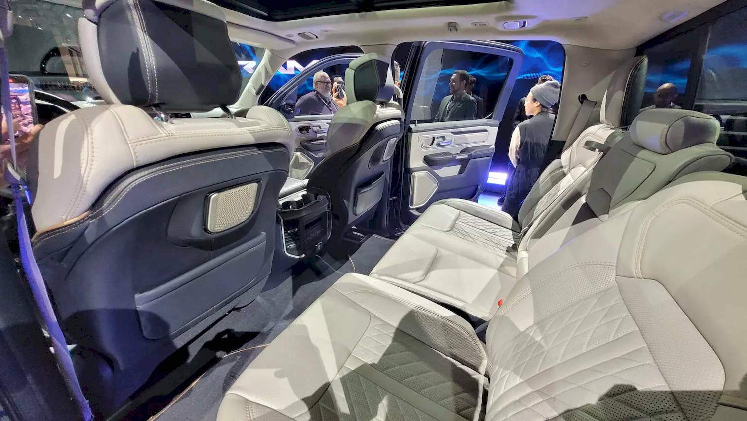 Bên trong phiên bản thuần điện của Ram 1500 là không gian nội thất bố trí 2 hàng ghế, màn hình HUD 10 inch và gương chiếu hậu kỹ thuật số