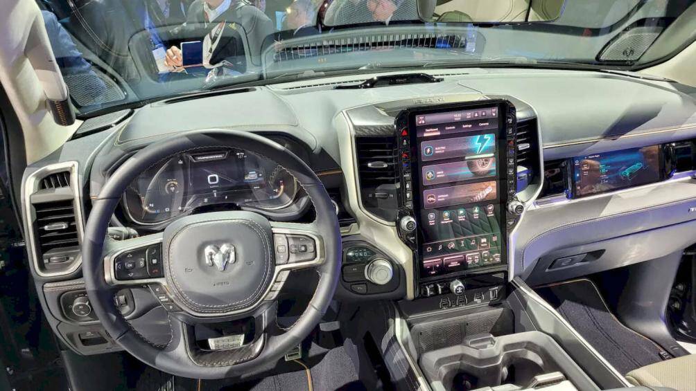 Hệ thống treo khí nén cung cấp 5 thiết lập gồm Entry/Exit, Aero, Normal, Off-Road 1 và Off-Road 2