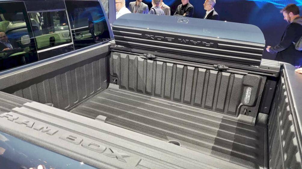 Ở phía sau, Ram 1500 REV 2024 có những khác biệt so với phiên bản máy xăng như đèn hậu hình chữ "L", ăn sâu vào bên trong cửa thùng hàng