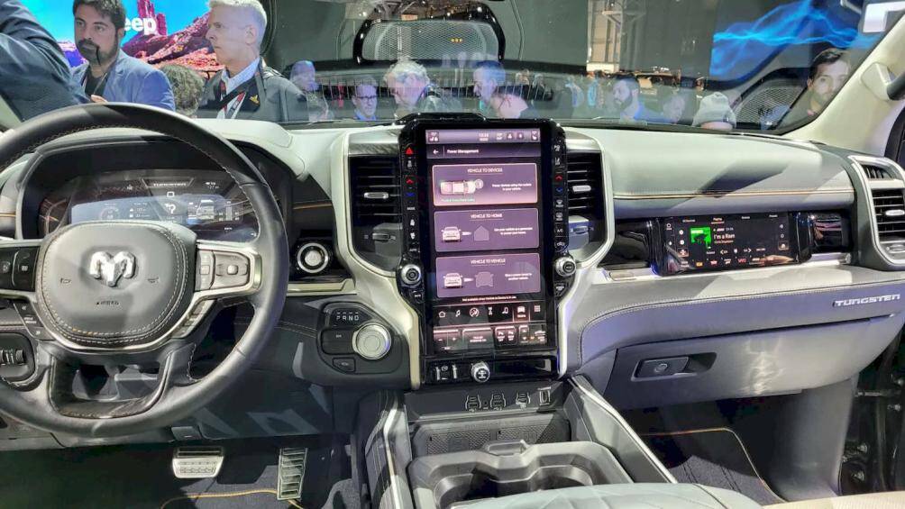 Xe sở hữu 3 màn hình gồm bảng đồng hồ 12,3 inch, màn hình giải trí trung tâm 14,5 inch và màn hình 10,25 inch ở ghế phụ phía trước