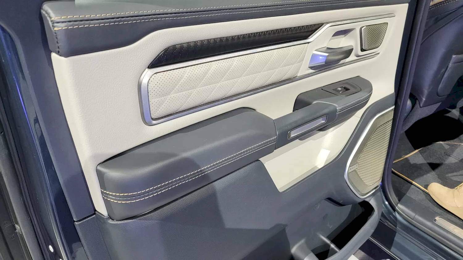 Ở trạng thái tiêu chuẩn, Ram 1500 REV 2024 sẽ được trang bị bộ pin có dung lượng 229 kWh, cho phép xe đi được tối đa 500 dặm (805 km) một lần sạc