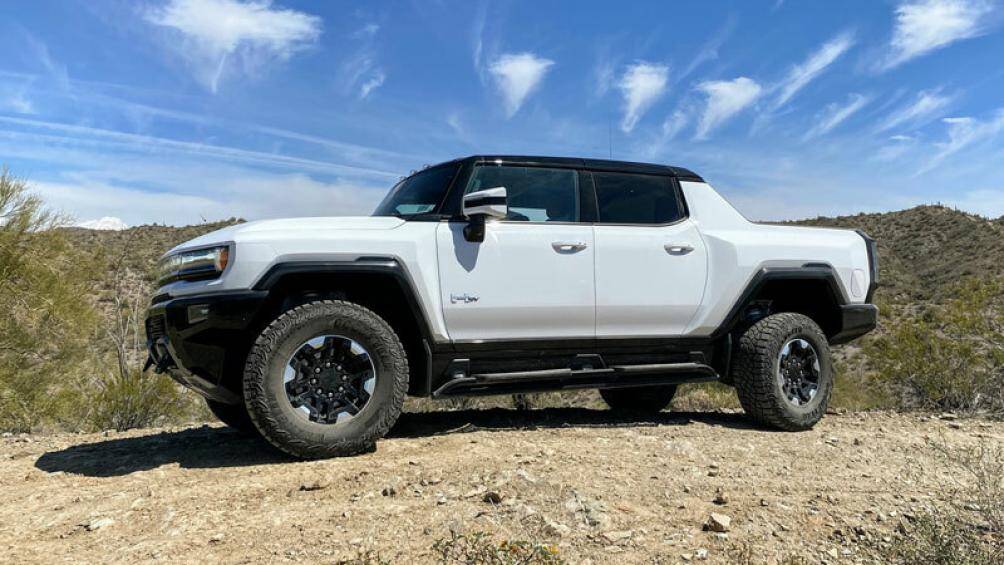 1. GMC Hummer EV Pickup 2023 (thời gian tăng tốc từ 0-96 km/h: 3 giây)