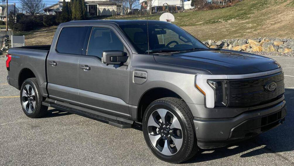 5. Ford F-150 Lightning Platinum 2023 (thời gian tăng tốc từ 0-96 km/h: 4 giây)