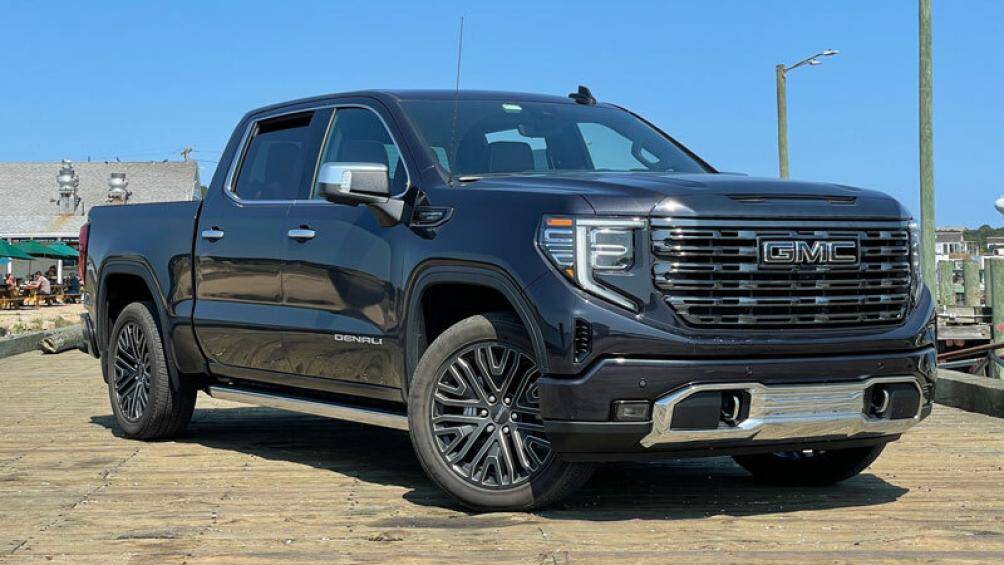 8. GMC Sierra 1500 Denali Ultimate 2023 (thời gian tăng tốc từ 0-96 km/h: 5,4 giây)