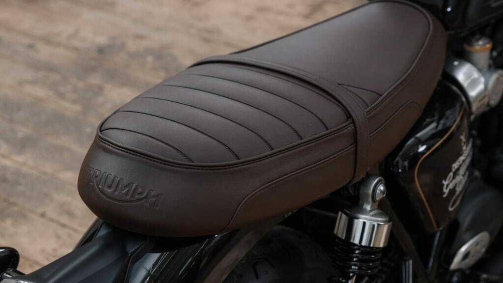 Yên xe của phiên bản DGR Edition được bọc da màu nâu kết hợp với nhiều chi tiết màu đen nguyên bản của chiếc T120 Black