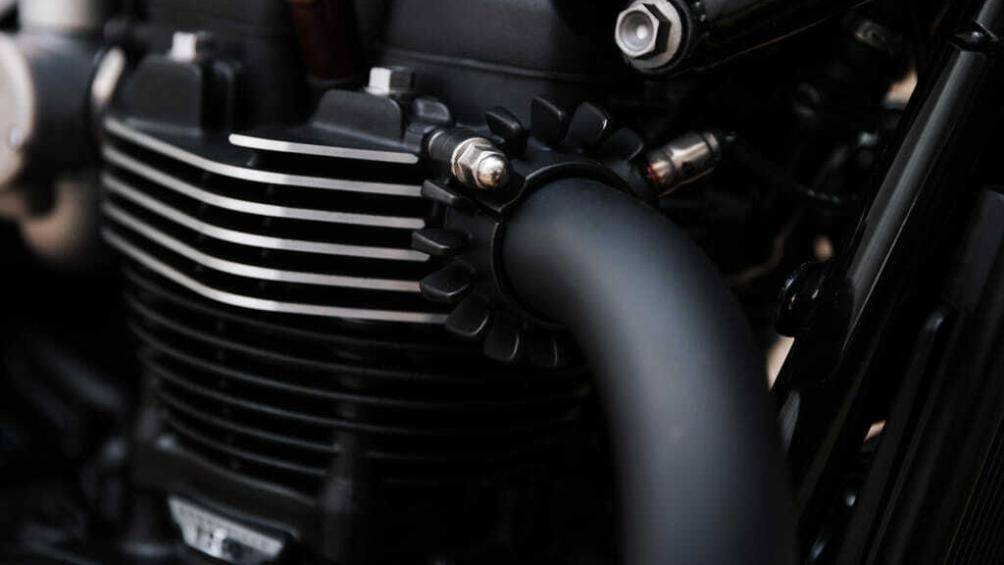 Bonneville T120 Black DGR Limited Edition vẫn sở hữu khối động cơ xi-lanh đôi công suất 1200cc và mô-men xoắn 105Nm