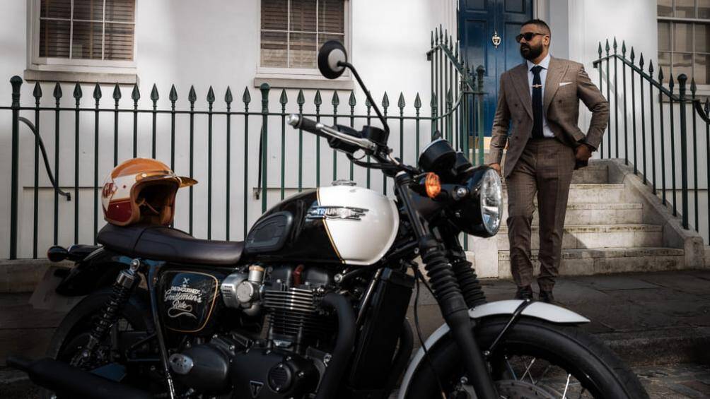 Bên cạnh đó là các đường kẻ sọc màu vàng cùng xuất hiện trên bình xăng và ốp hai bên thân xe