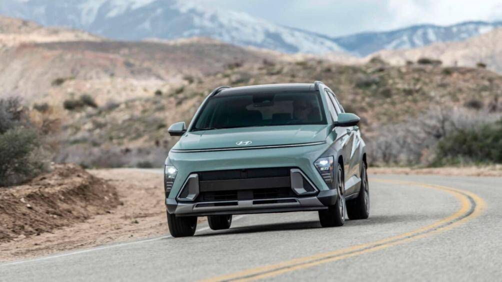 Các tiện ích khác bao gồm: Điều khiển hành trình thông minh, cảnh báo khoảng cách đỗ xe và khởi động từ xa