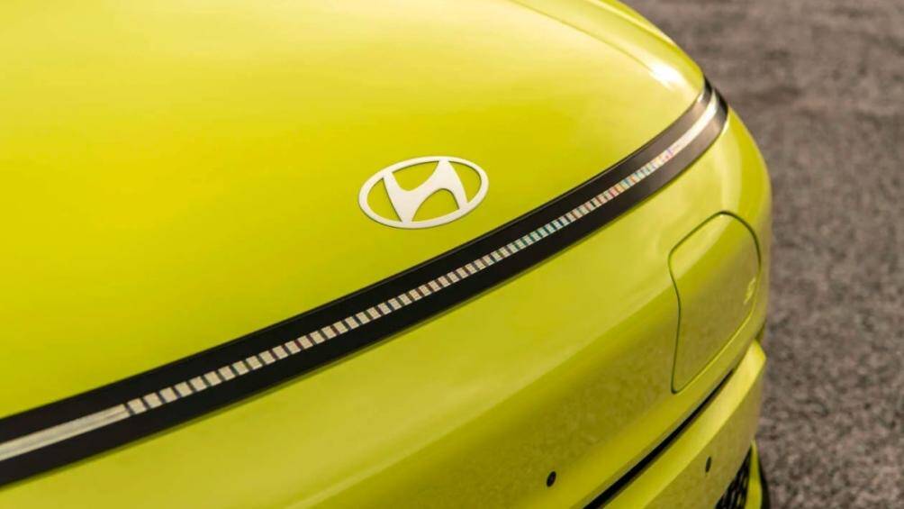 Trong khi cụm pin 64,8 kWh lớn hơn cung cấp công suất cực đại 201 mã lực và công suất mô-men xoắn 255 Nm