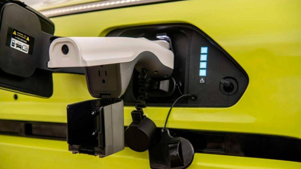 Biến thể sử dụng pin-điện được gọi là Kona Electric. Biến thể này được cung cấp với hai dung lượng pin