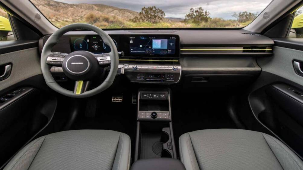 Bên trong xe là bộ đôi màn hình rộng 12,3 inch tích hợp hệ thống định vị âm thanh-hình ảnh (AVN), hệ thống âm thanh cao cấp Bose 8 loa