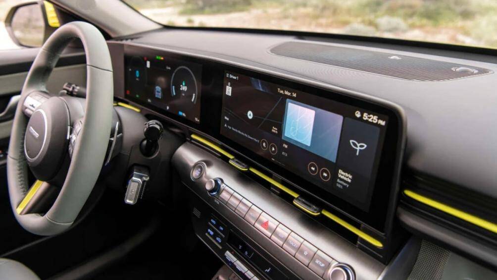 Kona thế hệ thứ hai được trang bị Hyundai SmartSense bao gồm: Hỗ trợ đỗ xe thông minh từ xa (RSPA) và màn hình quan sát điểm mù