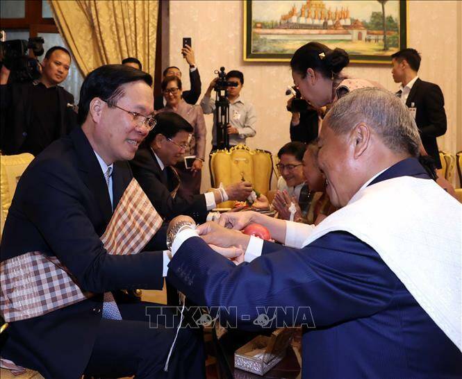 Nghi lễ buộc chỉ cổ tay cầu may cho Chủ tịch nước Võ Văn Thưởng nhân dịp Tết cổ truyền Bunpimay của Lào.