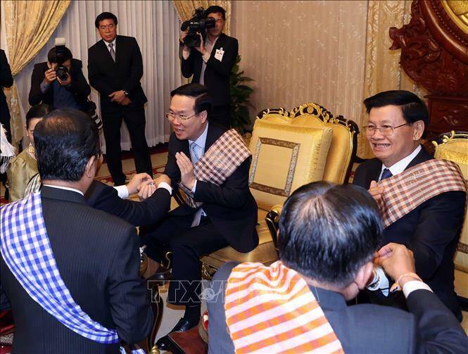 Nghi thức buộc chỉ cổ tay cầu may cho Chủ tịch nước Võ Văn Thưởng và Tổng Bí thư, Chủ tịch nước Lào Thongloun Sisoulith nhân dịp Tết cổ truyền Bunpimay của Lào.