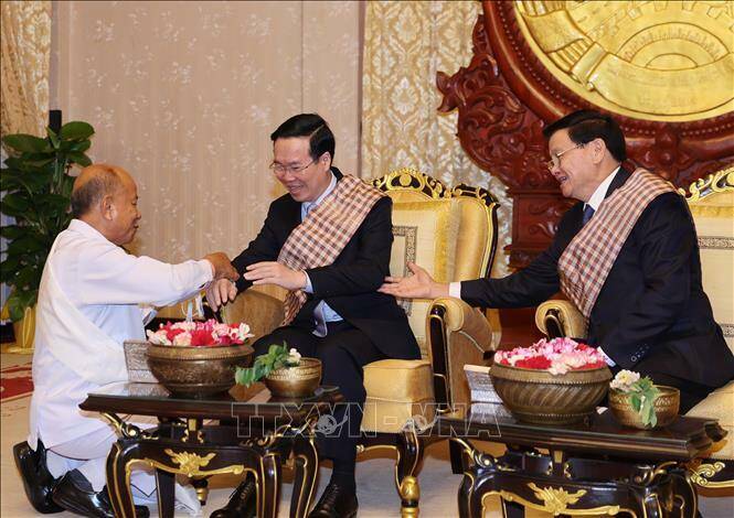 Nghi lễ buộc chỉ cổ tay cầu may cho Chủ tịch nước Võ Văn Thưởng nhân dịp Tết cổ truyền Bunpimay của Lào.