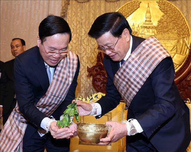 Chủ tịch nước Võ Văn Thưởng và Tổng Bí thư, Chủ tịch nước Lào Thongloun Sisoulith tại lễ buộc chỉ cổ tay cầu may nhân dịp Tết cổ truyền Bunpimay của Lào.