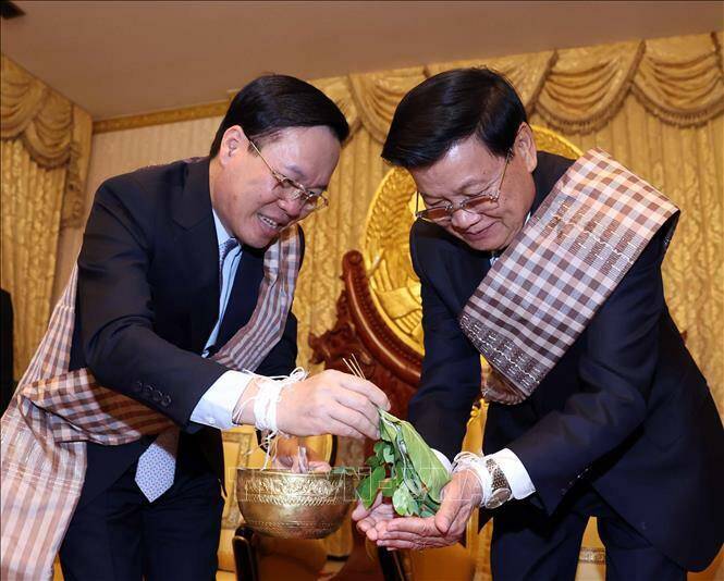 Chủ tịch nước Võ Văn Thưởng và Tổng Bí thư, Chủ tịch nước Lào Thongloun Sisoulith tại lễ buộc chỉ cổ tay cầu may nhân dịp Tết cổ truyền Bunpimay của Lào.