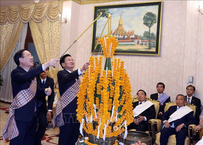 Chiều 10/4/2023, tại Thủ đô Vientiane, Chủ tịch nước Võ Văn Thưởng và Tổng Bí thư, Chủ tịch nước Lào Thongloun Sisoulith dự Lễ buộc chỉ cổ tay cầu may nhân dịp Tết cổ truyền Bunpimay của Lào. Tối cùng ngày, Tổng Bí thư, Chủ tịch nước Lào Thongloun Sisoulith chủ trì tiệc chiêu đãi trọng thể chào mừng Chủ tịch nước Võ Văn Thưởng cùng Đoàn đại biểu cấp cao Việt Nam thăm chính thức Lào.