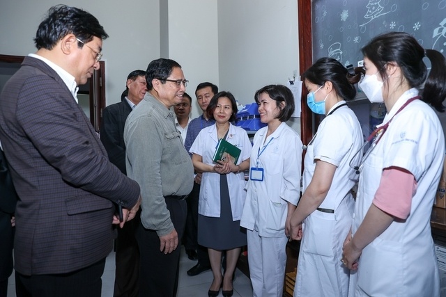 Thủ tướng giao Bộ Y tế nghiên cứu, thành lập ngay các trung tâm chuyên dự trữ thuốc hiếm, đặt tại 6 vùng kinh tế - xã hội trên cả nước, giao một bệnh viện hàng đầu tại đó quản lý, điều phối.