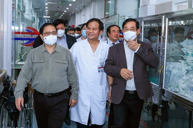 Sáng 11/4, Thủ tướng Phạm Minh Chính đã đi khảo sát Bệnh viện Bạch Mai và kiểm tra đột xuất 2 bệnh viện khác.
Cùng đi với Thủ tướng có lãnh đạo Bộ Y tế, Bộ Kế hoạch và đầu tư, Văn phòng Chính phủ, các bộ, ngành, cơ quan.