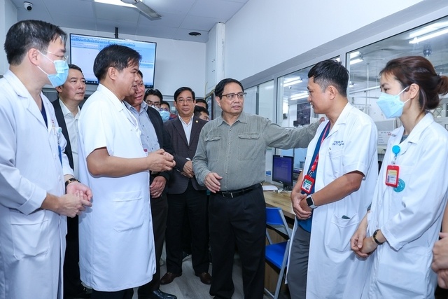 Tại Trung tâm Cấp cứu A9- Bệnh viện Bạch Mai, Thủ tướng và đoàn công tác thăm hỏi, lắng nghe ý kiến của các y bác sĩ trực tiếp làm việc, các bệnh nhân, người nhà bệnh nhân tại các khoa, phòng của Bệnh viện này.
Bác sỹ Nguyễn Anh Tuấn, Giám đốc Trung tâm Cấp cứu A9 cho biết, tại đây, mỗi ngày tiếp nhận tới 400 bệnh nhân.