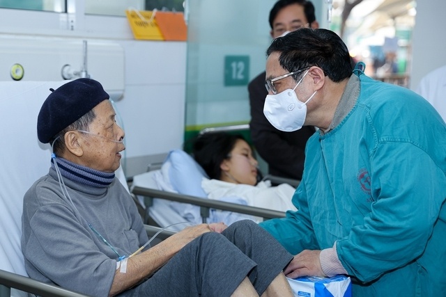 Thủ tướng ân cần thăm hỏi bệnh nhân về tình hình đáp ứng vật tư y tế và thuốc men tại Bệnh viện Bạch Mai.