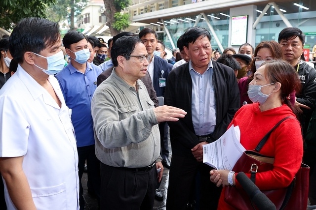 Thủ tướng đề nghị các bệnh viện tiếp tục phát huy tinh thần trách nhiệm trong đấu thầu, đấu giá thuốc, vật tư, sinh phẩm, thiết bị y tế, vừa chống tình trạng "sợ trách nhiệm", vừa bảo đảm công khai, minh bạch, chống tiêu cực, lợi ích nhóm, đáp ứng tốt nhất nhu cầu khám chữa bệnh cho nhân dân.