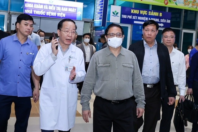 Ngoài chương trình dự kiến, Thủ tướng đã đi kiểm tra, khảo sát đột xuất tại Bệnh viện Nhi Trung ương – trong thời điểm thời tiết chuyển mùa, các bệnh thông thường với trẻ em như bệnh hô hấp tăng nhanh, các bệnh kinh niên nặng lên.