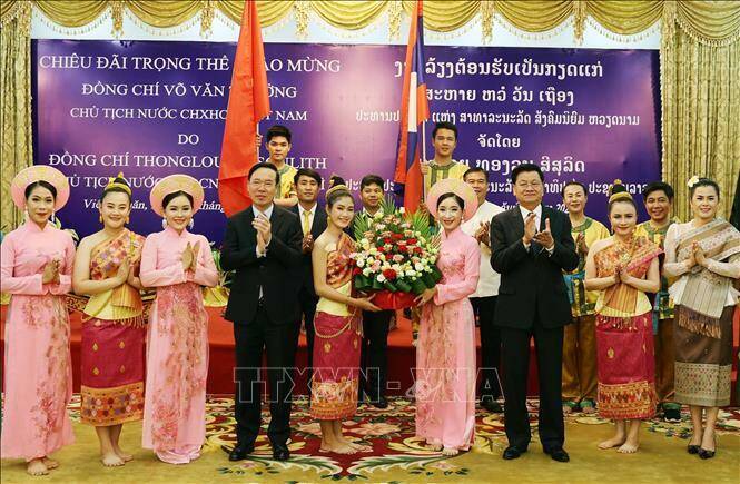 Tổng Bí thư, Chủ tịch nước Lào Thongloun Sisoulith và Chủ tịch nước Võ Văn Thưởng tặng hoa cho các nghệ sỹ hai nước biểu diễn nghệ thuật chào mừng.