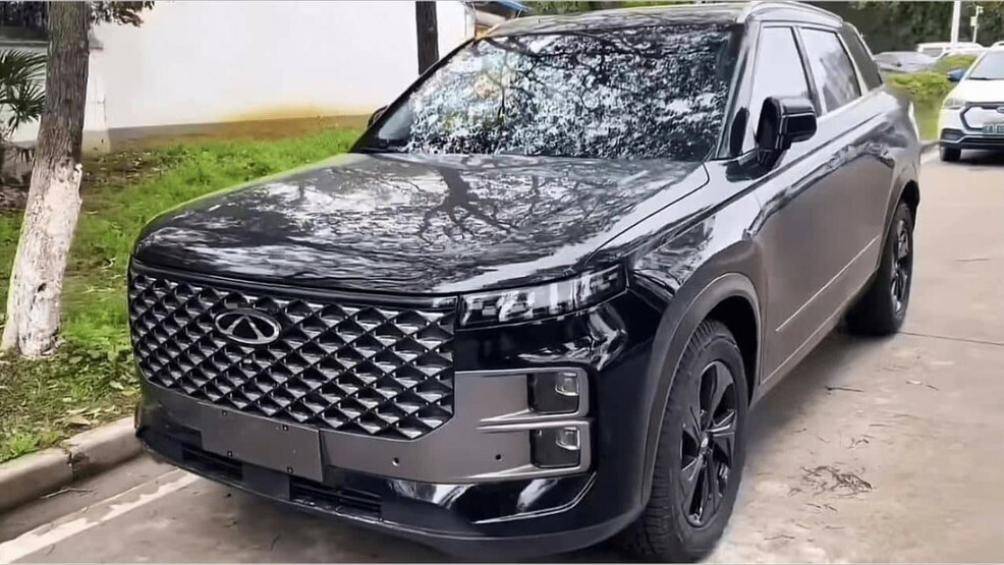 Thân xe gây ấn tượng với những gân dập nổi được cắt xẻ táo bạo