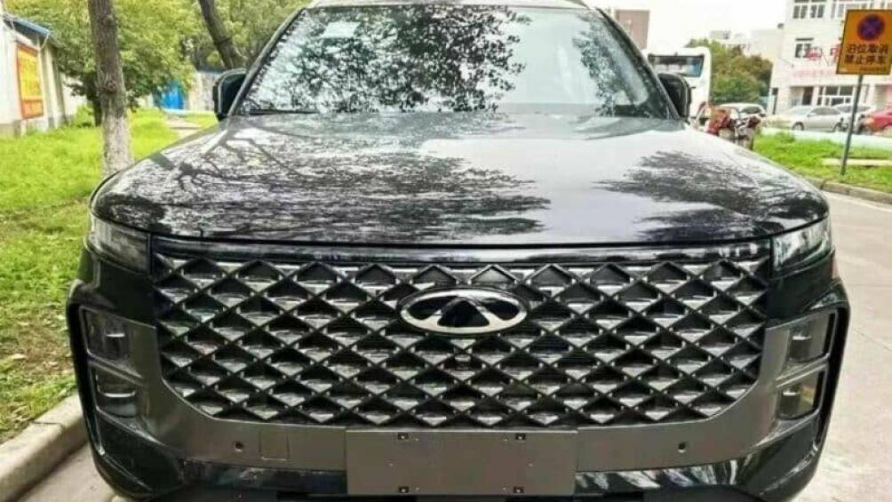 Đầu xe TJ-1 gây ấn tượng với lưới tản nhiệt hình chữ nhật mạ crôm, nối liền với lưới tản nhiệt là cụm đèn pha LED dạng ma trận